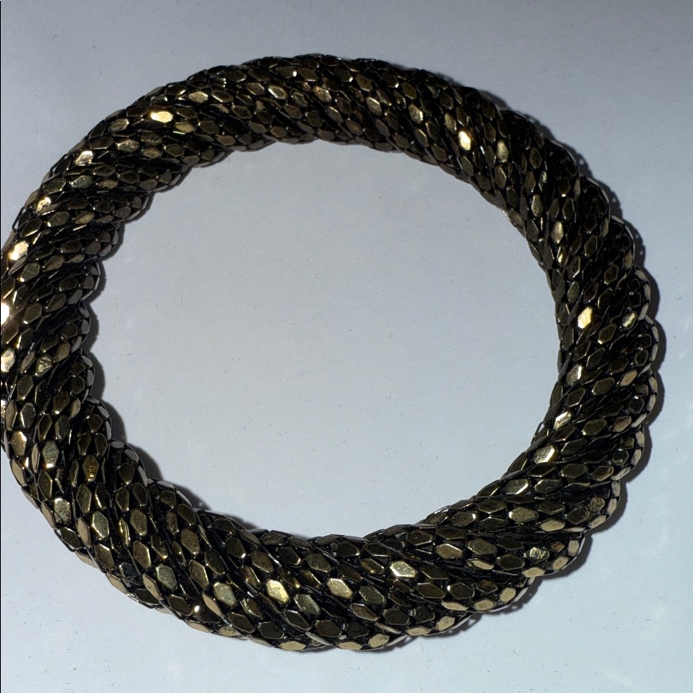 Vintage 1970's Brass Color Tone MESH Metal Swirl Bangle Bracelet *RARE* - Picture 12 of 12